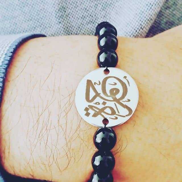 bracelet gravé orné de pierres brillantes