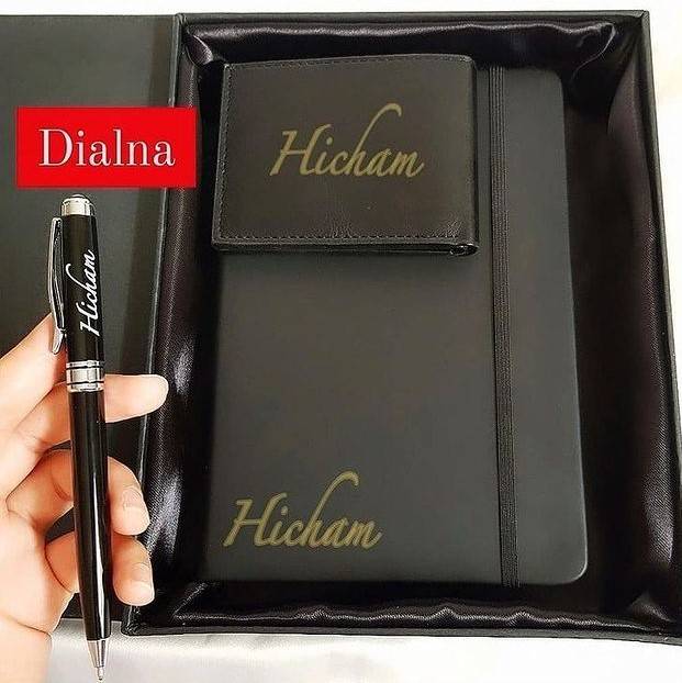 pack 3 pièces personnalisé avec texte, composé d'un bloc-notes, d'un stylo et d'un portefeuille. Ce trio distinctif allie parfaitement fonctionnalité et style, faisant de chaque article un compagnon idéal pour vos besoins quotidiens ou pour offrir. Grâce