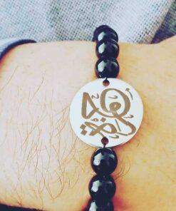 bracelet gravé orné de pierres brillantes