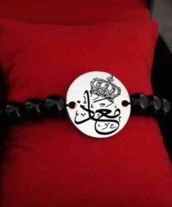 bracelet gravé orné de pierres brillantes