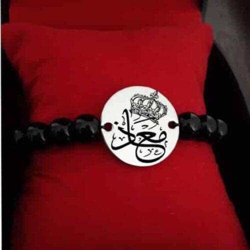 bracelet gravé orné de pierres brillantes