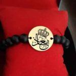 Bracelet doré gravé avec texte en pierres matte
