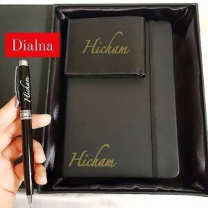 pack 3 pièces personnalisé avec texte, composé d'un bloc-notes, d'un stylo et d'un portefeuille. Ce trio distinctif allie parfaitement fonctionnalité et style, faisant de chaque article un compagnon idéal pour vos besoins quotidiens ou pour offrir. Grâce