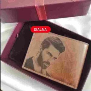 Offrez un cadeau chargé d’émotion avec ce porte-monnaie personnalisé avec photo. Choisissez la photo de votre choix et transformez-la en souvenir unique, gravé avec soin pour un rendu durable et élégant. Ce porte-monnaie personnalisé est idéal pour immortaliser un moment précieux, une personne chère ou un souvenir inoubliable. La gravure photo précise garantit une excellente qualité, résistante à l’usage quotidien. Parfait comme cadeau pour un anniversaire, un couple ou une occasion spéciale, ce porte-monnaie personnalisé avec photo est préparé avec attention et livré rapidement partout au Maroc.